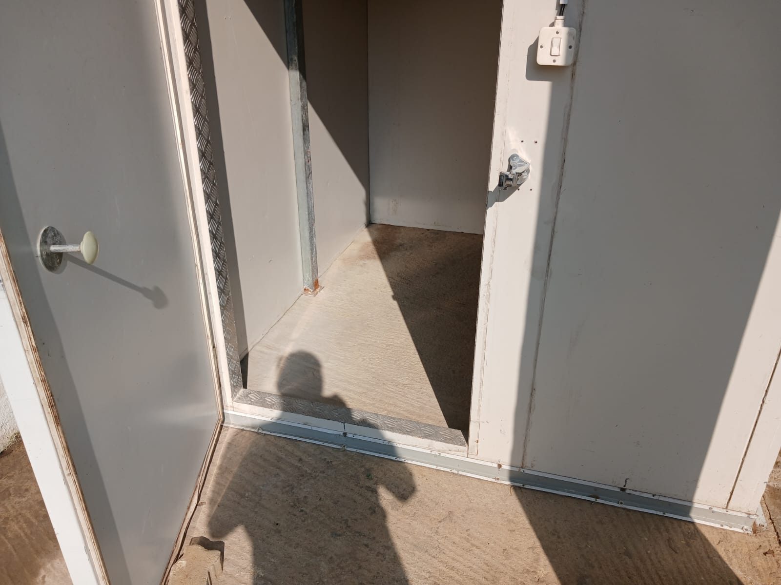 Refrigerated cold room unit, as it came in