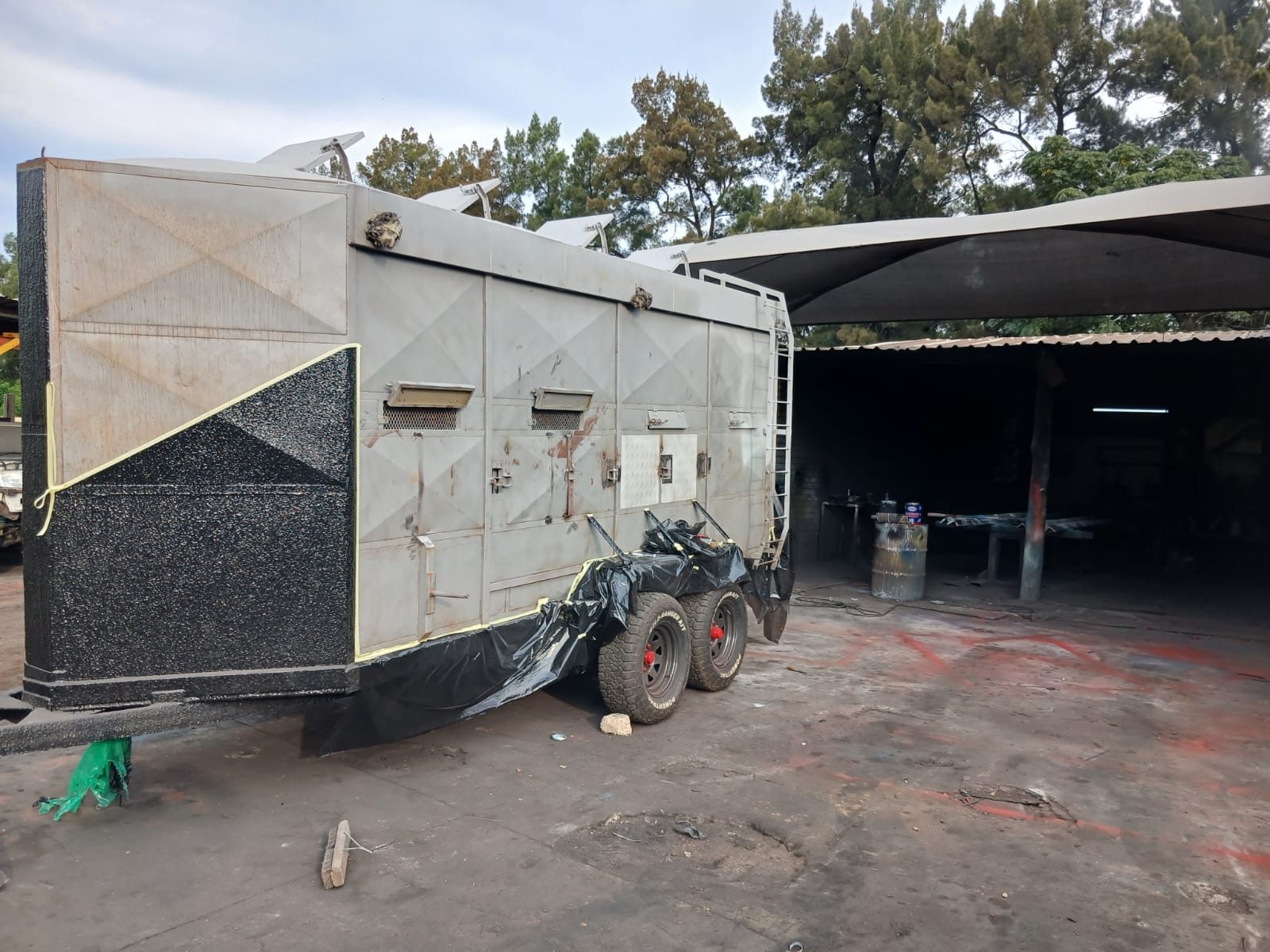 Mobile unit, cream body with black lower panels