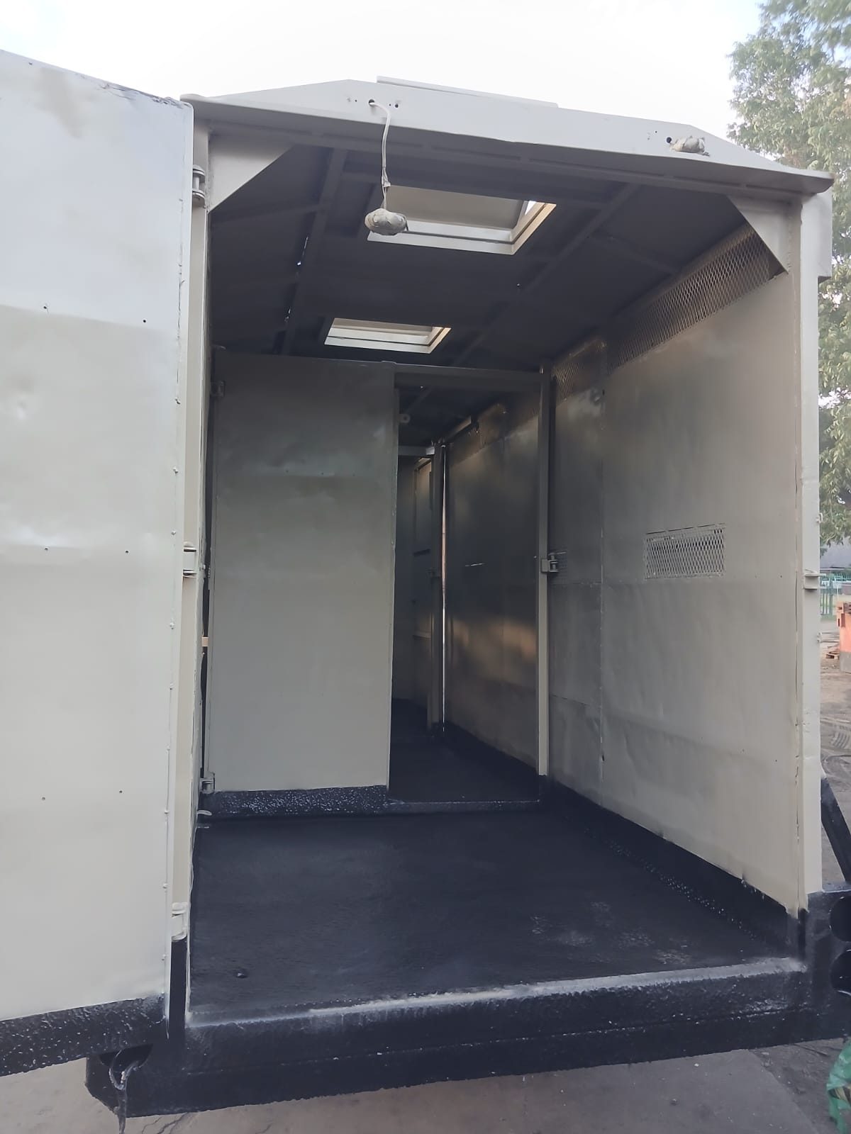 Mobile unit, cream body with black lower panels