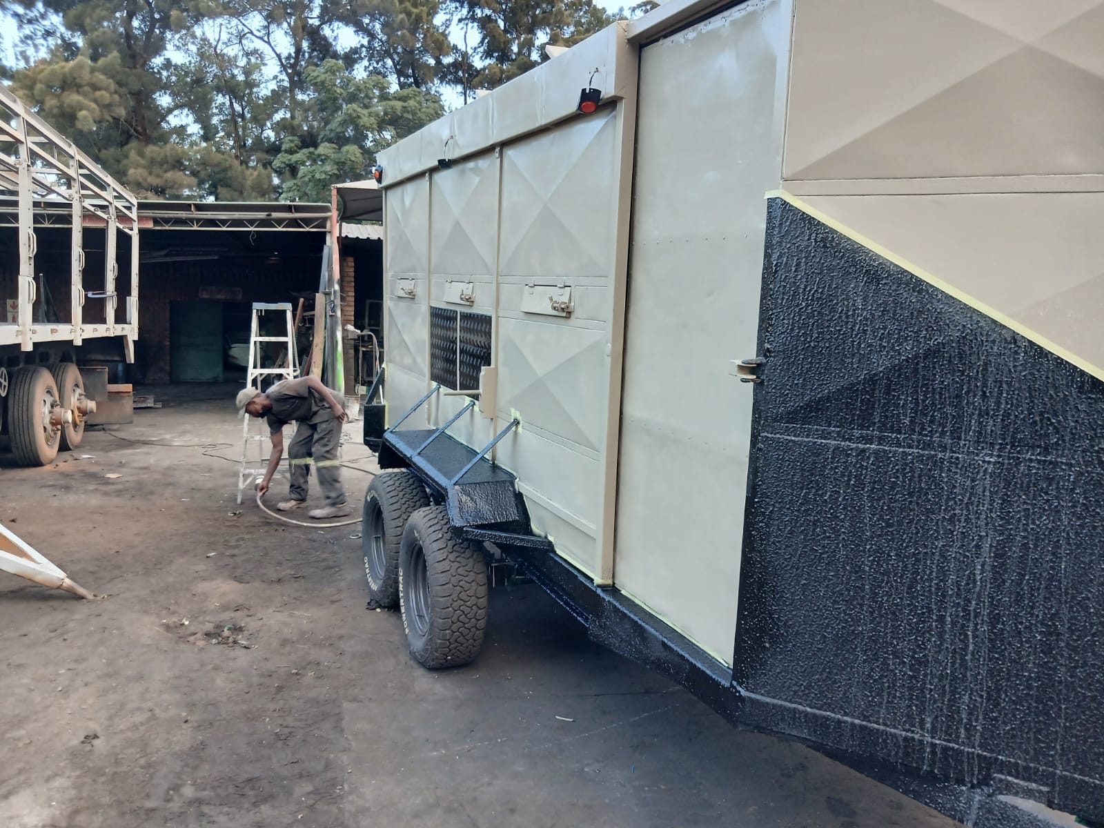 Mobile unit, cream body with black lower panels