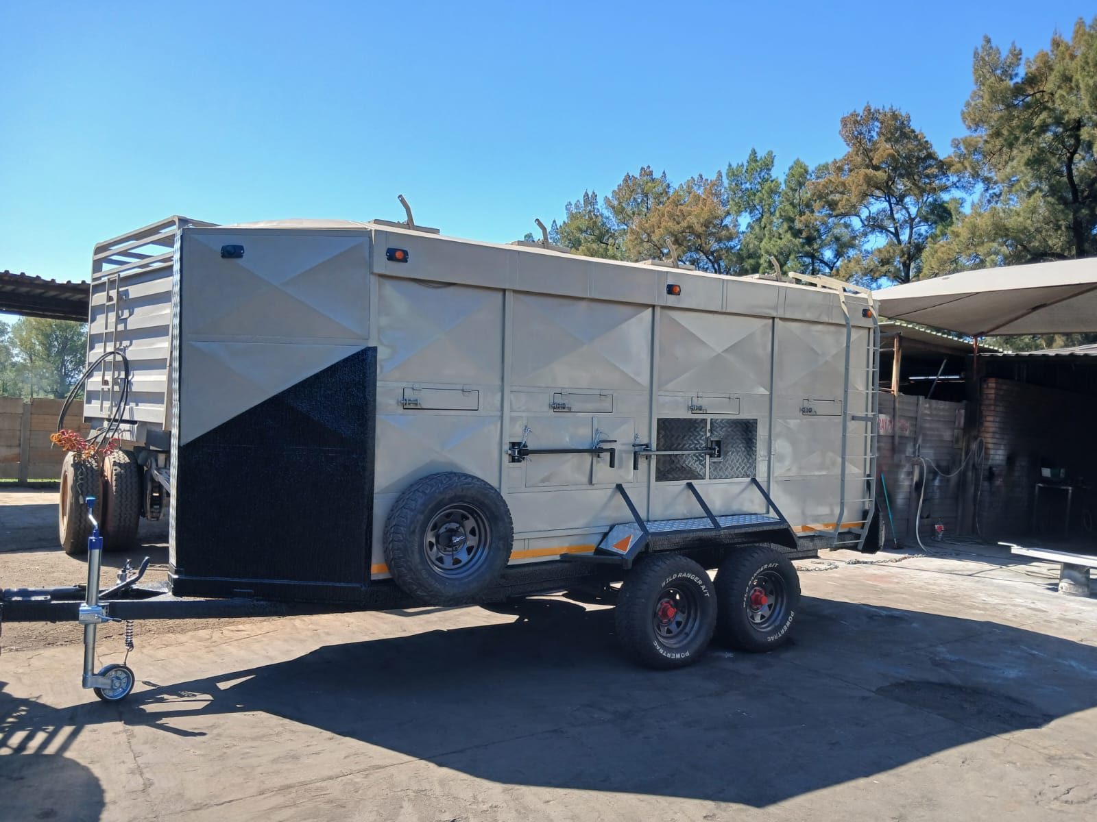 Mobile unit, cream body with black lower panels