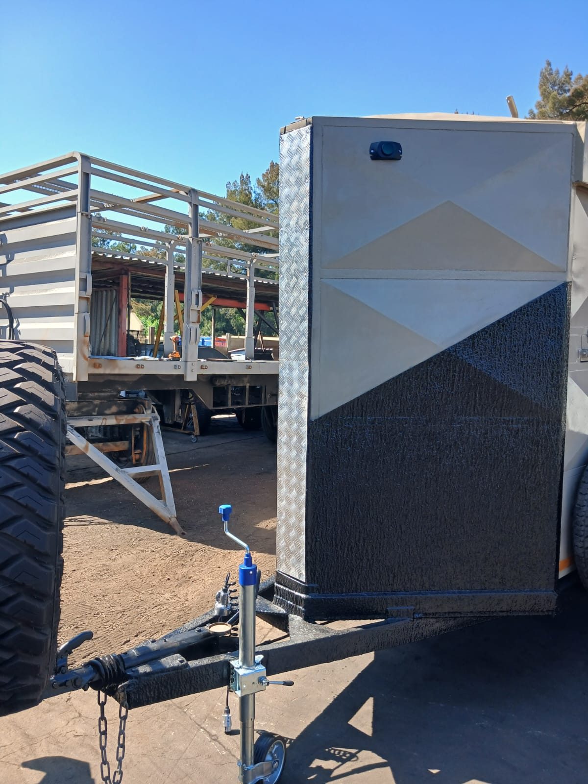 Mobile unit, cream body with black lower panels