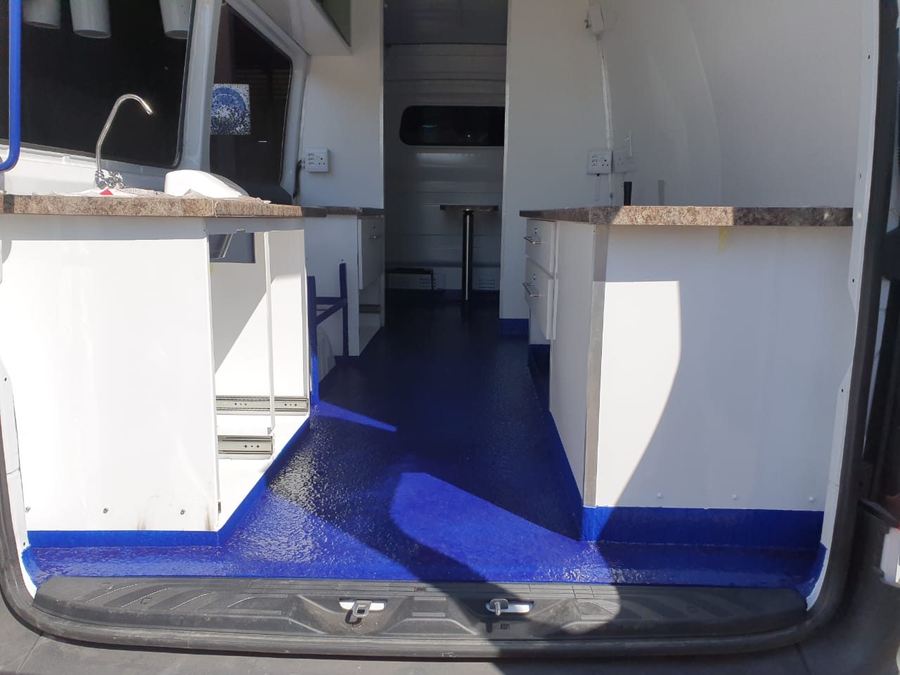 Mobile kitchen unit with a blue rubberised floor