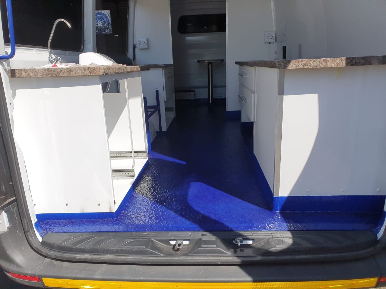 Mobile kitchen unit with a blue rubberised floor